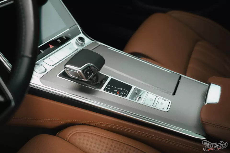 Оклеили Audi A7 изумрудным винилом и защитили полиуретаном, окрасили суппорта с логотипами, провели химчистку и обработали кожу керамикой